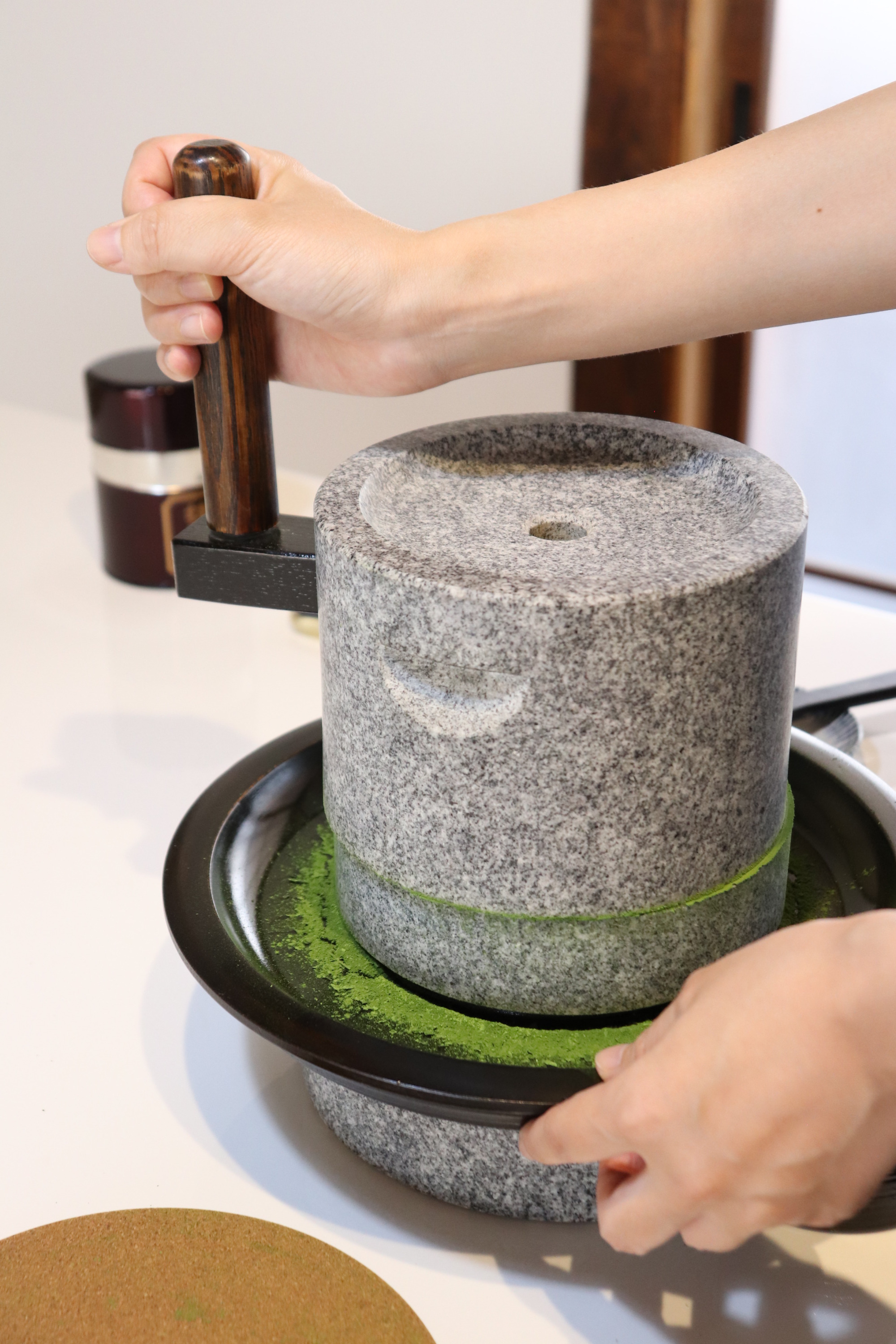 倉敷美観地区で感動体験!「ちゃテラス」で作る石臼で挽きたてのお抹茶